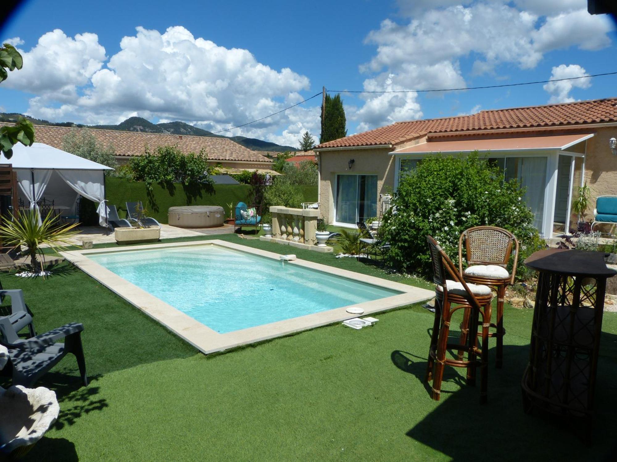 Eclats Du Sud Hebergements "Les Lavandes" Ou "Les Romarins" Meubles De Tourisme Classes 3 Etoiles Auriol Room photo