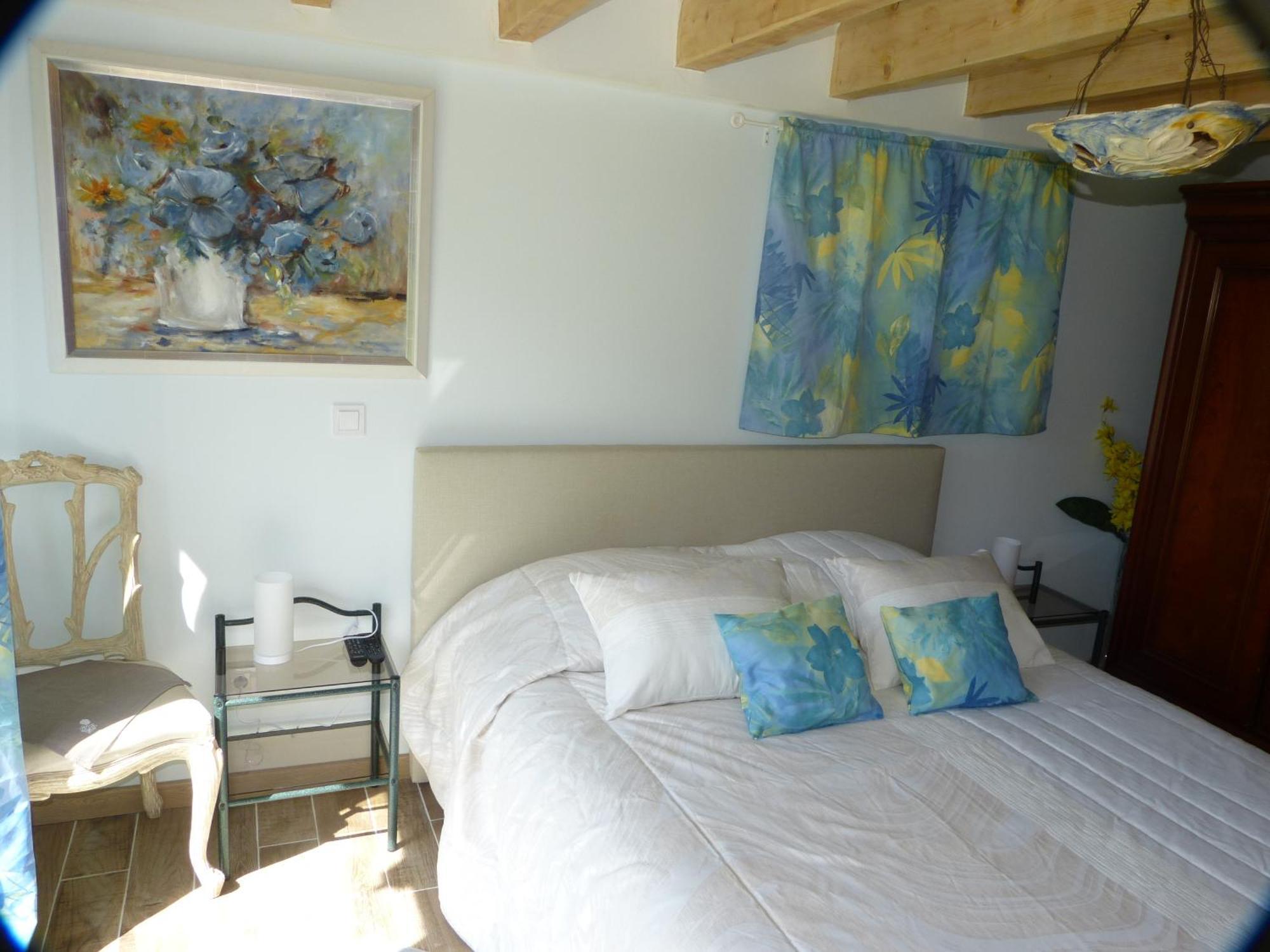 Eclats Du Sud Hebergements "Les Lavandes" Ou "Les Romarins" Meubles De Tourisme Classes 3 Etoiles Auriol Room photo