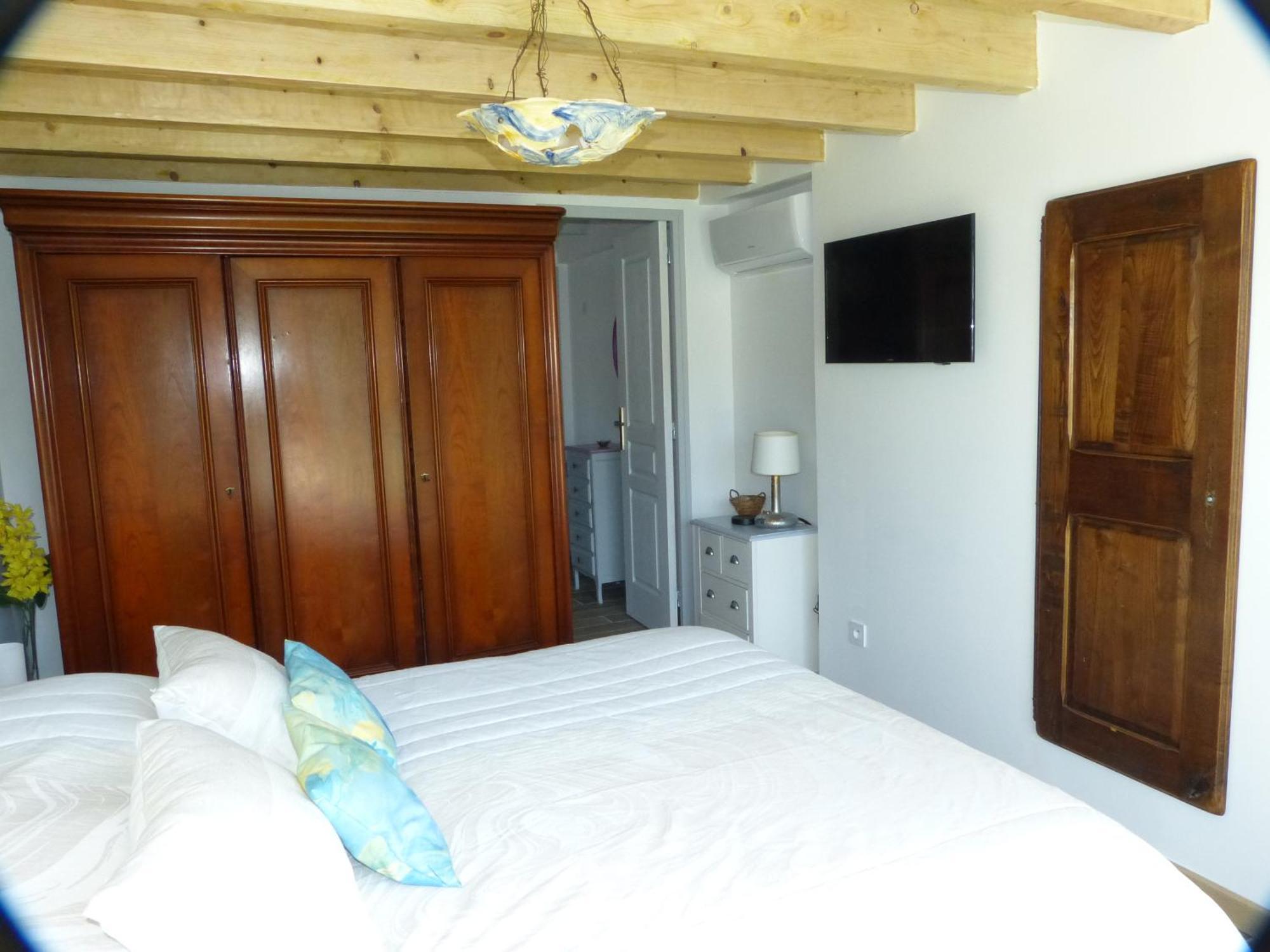 Eclats Du Sud Hebergements "Les Lavandes" Ou "Les Romarins" Meubles De Tourisme Classes 3 Etoiles Auriol Room photo